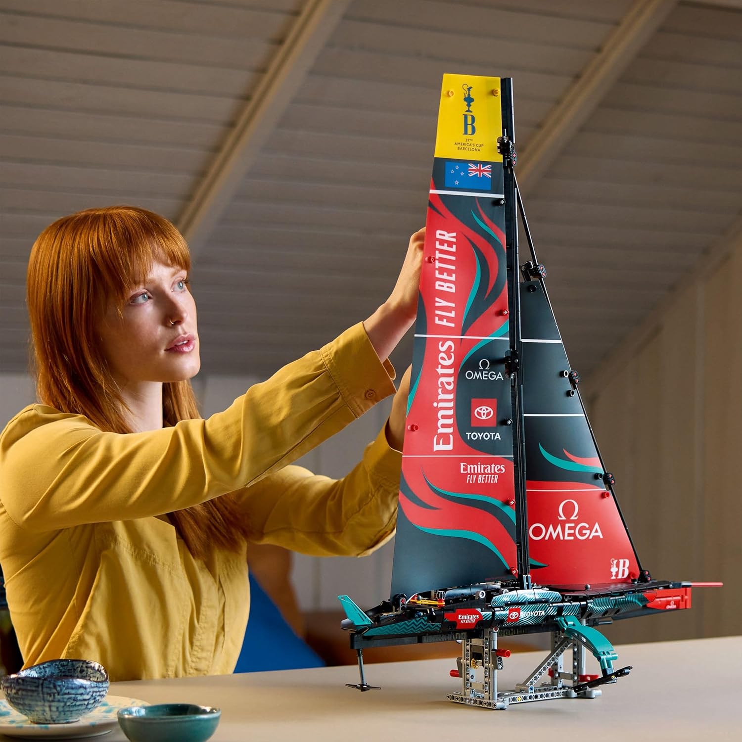 Technic 42174: Yacht Emirates Team New Zealand AC75