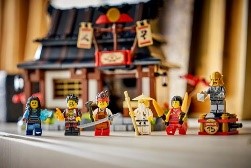 NINJAGO - LA BOTTEGA DELLE QUATTRO ARMI  15 ANNIVERSARIO - 71858